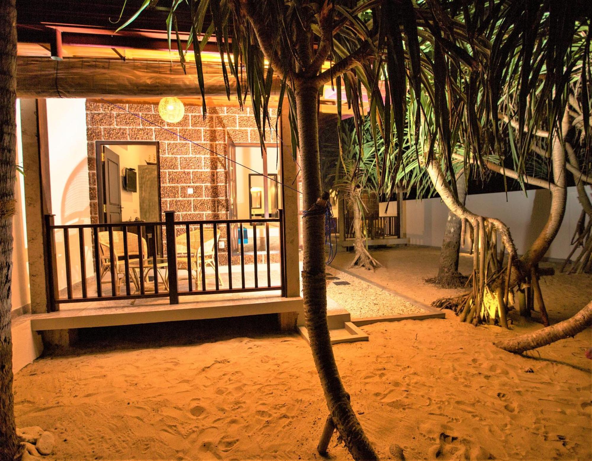 Sea Shell Villa Hikkaduwa 2 Separate Cabanas Ocean Front Villa 外观 照片