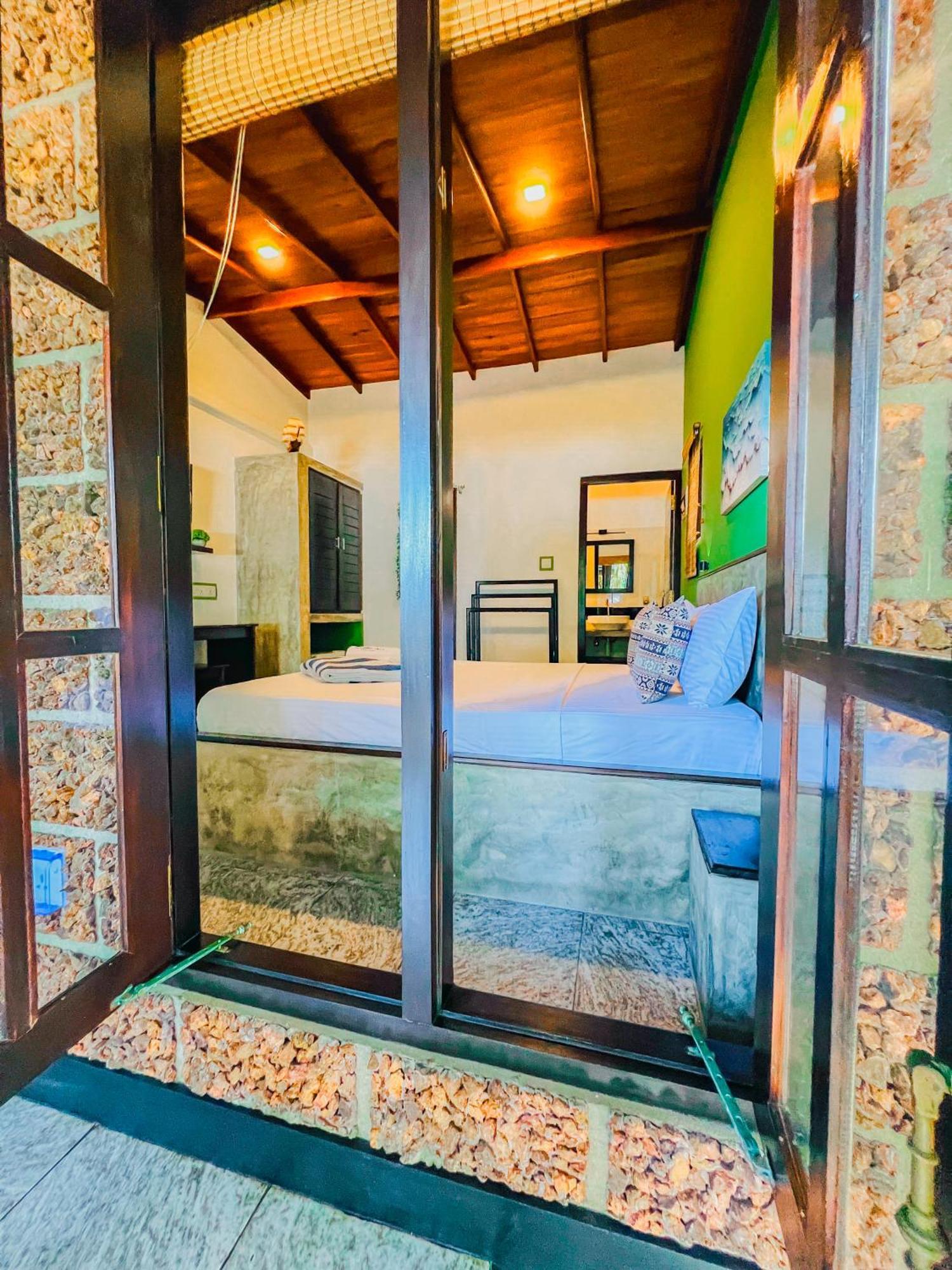 Sea Shell Villa Hikkaduwa 2 Separate Cabanas Ocean Front Villa 外观 照片