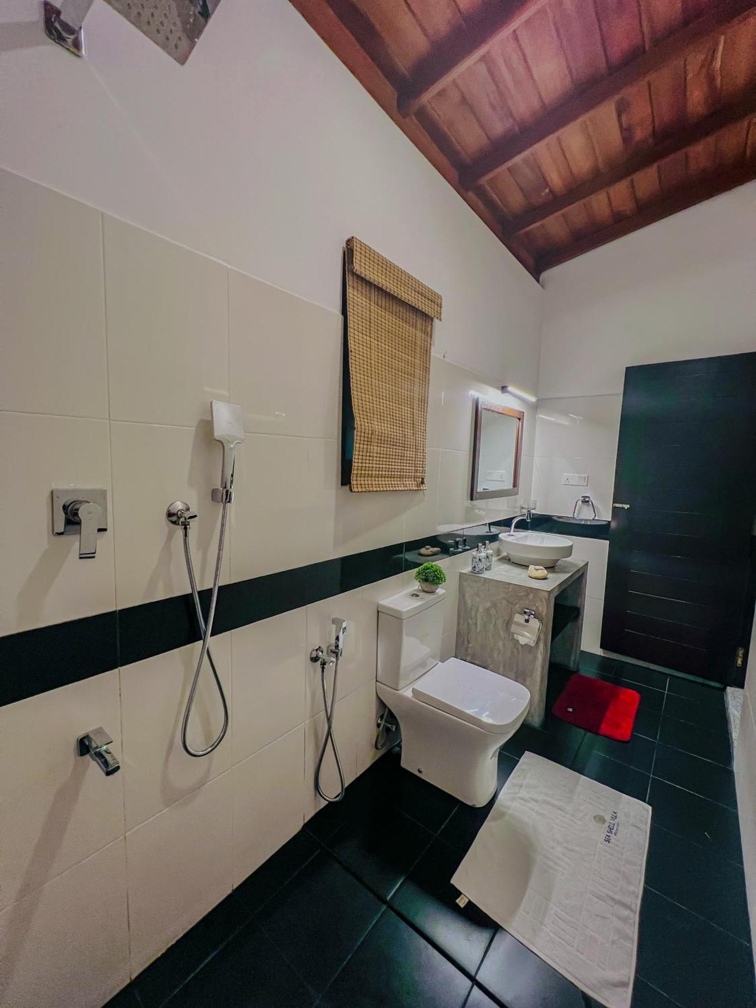 Sea Shell Villa Hikkaduwa 2 Separate Cabanas Ocean Front Villa 外观 照片